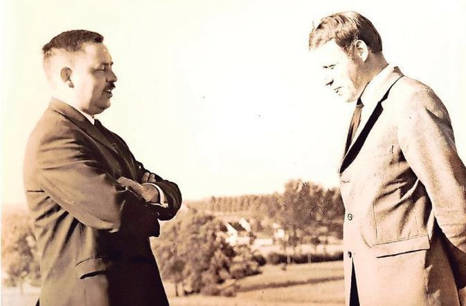 Marcel Seghers (rechts) als burgemeester in de jaren '70 in gesprek met een van zijn schepenen.