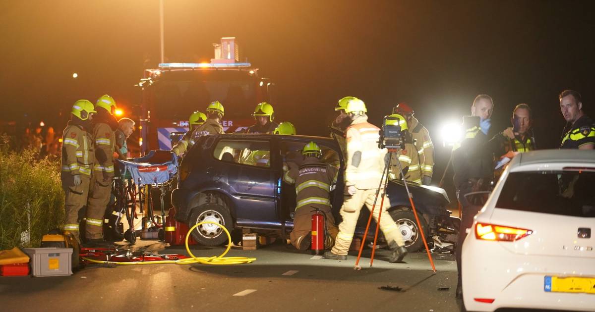 Groot alarm na frontale botsing auto en busje, meerdere gewonden.