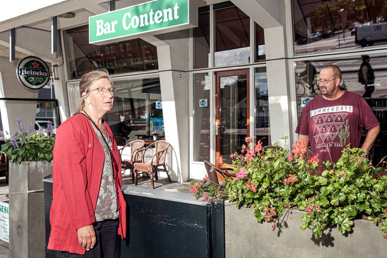 Christiane Baethcke  en Leroy van Maren bij Bar Content aan Plein ’40-’45, waar ‘Hollandse knakkers’ komen. Beeld Jakob Van Vliet