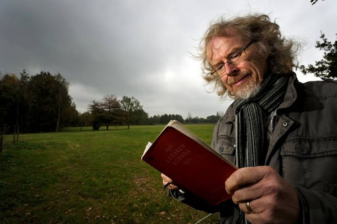 Oud-tekendocent Sjaak Jansen van de KSE houdt nu een internetblog bij, waarvoor hij put uit bijna 41 jaar leservaring en materiaal dat hij bewaard heeft, zoals schoolagenda's vanaf 1971. foto Robert van den Berge/het fotoburo