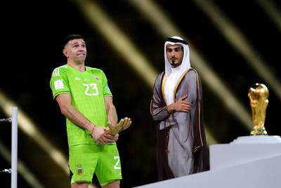 “Laat zien dat je niet primitief bent”: Emiliano Martinez én Lionel Messi op vingers getikt door UEFA-baas na uitspattingen op WK in Qatar