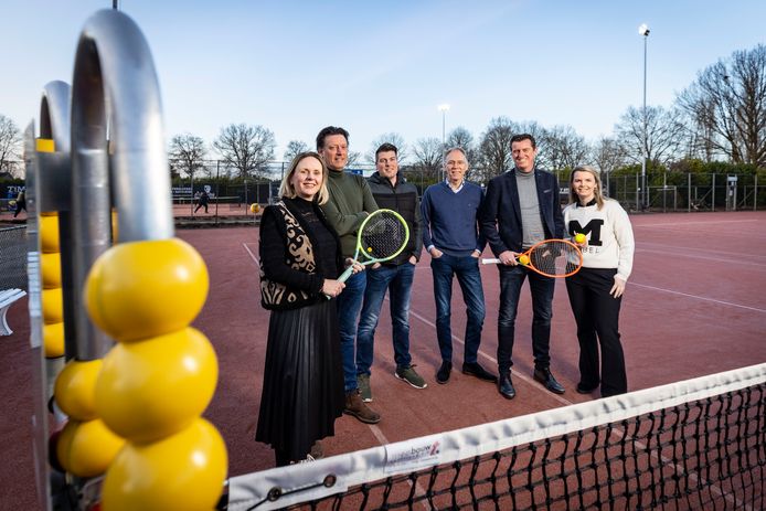 Tennisvereniging Denekamp bestaat 50 jaar en dat wordt dit jaar gevierd. Op de foto vlnr: Henrike Kamphuis, Eric Meinders, Giel Koekoek, Leo Rondhuis, René Snijders en Loes Hilbrink.