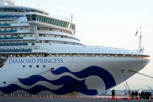 De Diamond Princess heeft ongeveer 3.700 mensen aan boord.