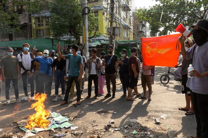 Veel mensen in Myanmar vierden donderdag onder meer op de sociale netwerken het nieuws over de grondwet. In verscheidene delen van het land staken betogers de tekst in brand.