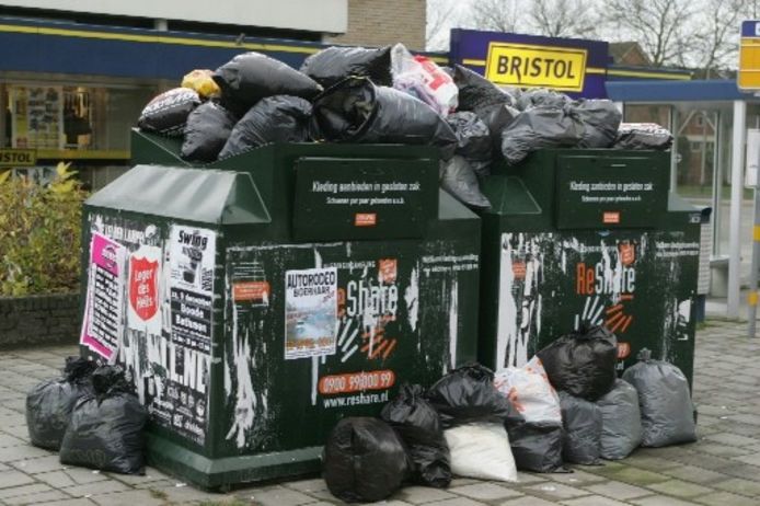 Volle kledingcontainer ReShare | Raalte | destentor.nl