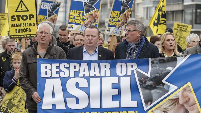 Archiefbeeld: een protestactie van de Vlaamse separatistengroep Voorpost in Koksijde tegen het huidige migratiebeleid in Koksijde. Beeld EPA