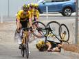Robert Gesink komt hard ten val.