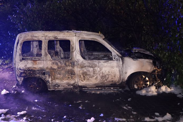 Auto in vlammen op aan het Hopveld in Heeswijk-Dinter.