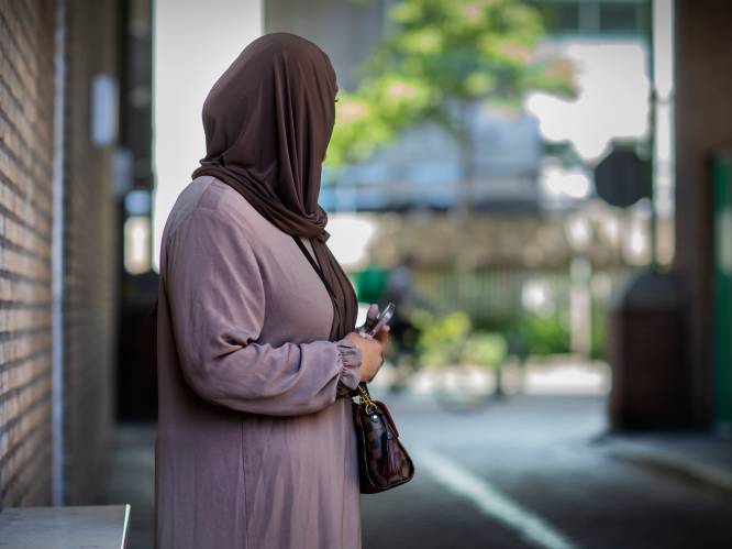 Als Romana naar Schiphol gaat is het altijd mis: ‘Ik heb zo gejankt, werd daar vastgezet tussen de prostituees’