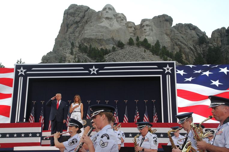President Donald Trump en first lady Melania tijdens een verkiezingsrally in South Dakota in juli. Beeld Photo News