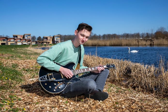 Gerben de Man speelt op dezelfde gitaar als BB King - de Gibson ES 335 Black Beauty. Nu nog een uitzinnig publiek!