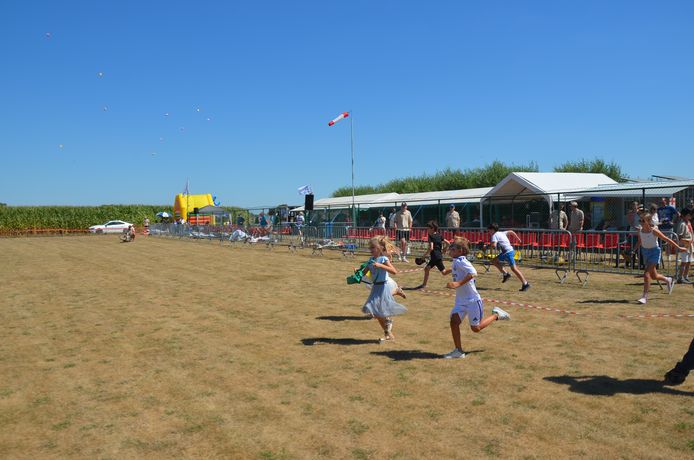 Een snoepdropping tijdens de fly-in van de 20-jarige modelluchtvaartclub 'The Little Wings’ uit Heldergem (Haaltert).