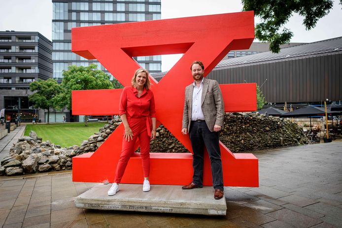 Directeur Enschede promotie Marieke ter Brugge en wethouder Jeroen Diepemaat bij het oude (beeld)merk van Enschede in een nieuw jasje.