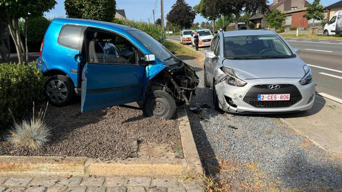 Bestuurder van brommobiel zwalpt op de weg en crasht aan overzijde