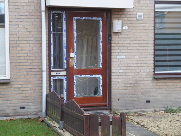 Ruiten voordeur woning in Waalwijk sneuvelen bij explosie: politie onderzoekt mogelijke vernieling