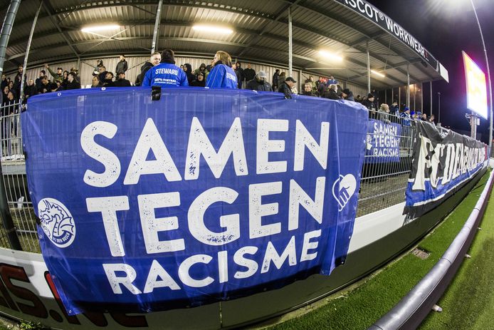 Na de actie van enkele supporters van FC Den Bosch, reageerde een ander deel met de volgende spandoeken tegen racisme.