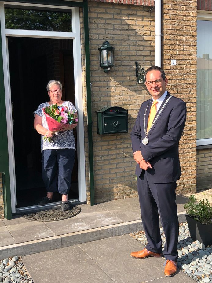 Bep Klaassen uit Hoogerheide ontving op 24 april een bos bloemen van de Woensdrechtse burgemeester Steven Adriaansen. Later dit jaar krijgt ze haar lintje opgespeld.