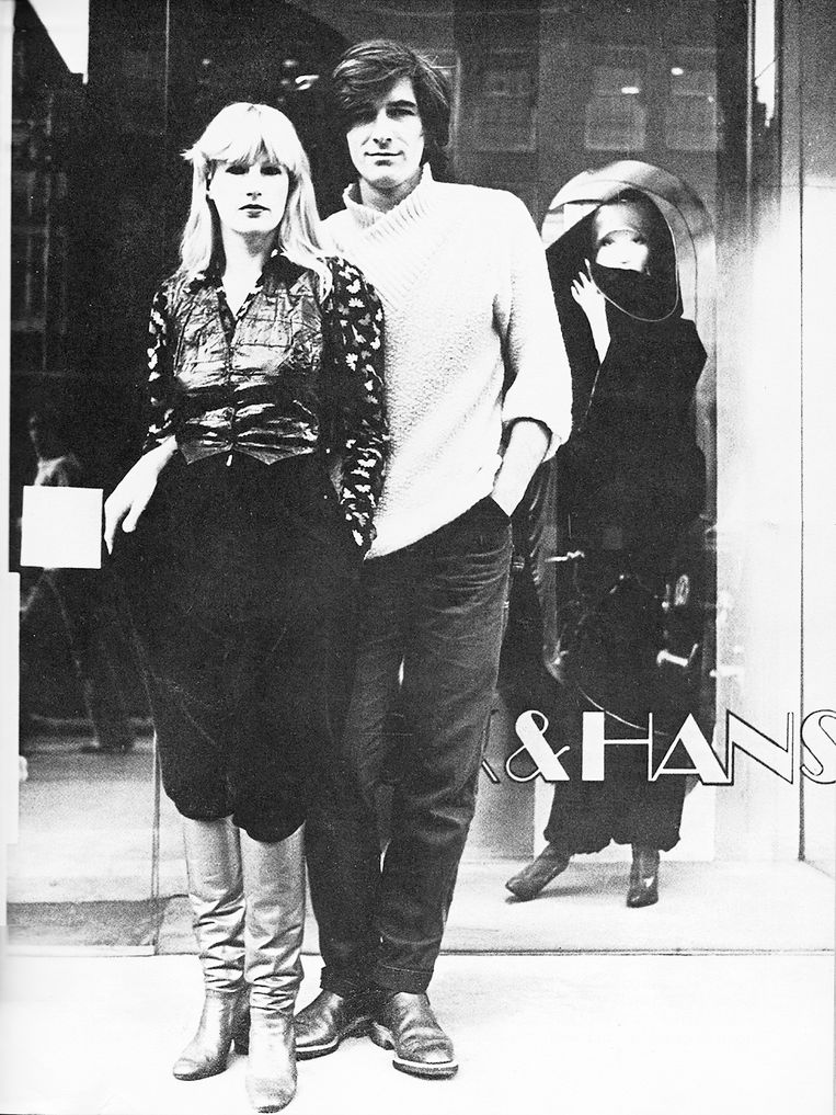 Puck & Hans voor de winkel op het Rokin in 1974. Beeld Anna Beeke
