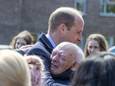 Prins William lapt koninklijke regels aan zijn laars en omhelst oudere man tijdens bezoek aan Schotland