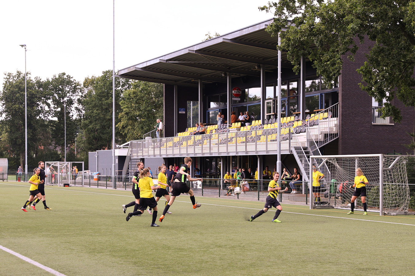 Optimistisch Veeg Etna Voetbalclub Nieuw Woensel kleurt Sportpark Eindhoven-Noord geel-zwart |  Foto | bd.nl