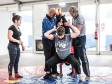 Acrobatische stunts én een kapotte achteras; Doetinchemse vluchtelingen doen workshop acrobatiek