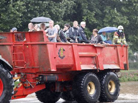 Snelweg A2 in Limburg dicht door wateroverlast, burgemeester voorziet voedseltekort