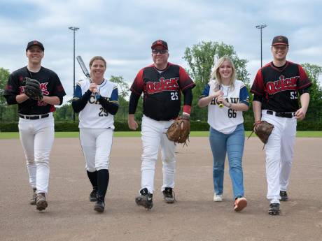 Merlijn en Olivier spelen met beide ouders in eerste softbalteam van Quick: ‘Maxi-Cosi stond in dug-out’