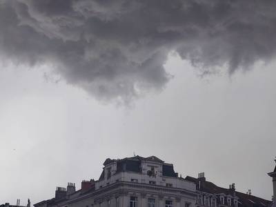 Zware regenval en rukwinden verwacht vannacht, Brussels gewest sluit parken