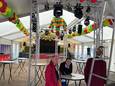 De afgelasting valt zwaar, maar de feesttent kan wel nog de hele dag carnavalisten ontvangen.