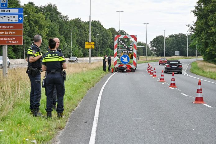 Een motorrijder botste vrijdagochtend tegen een pijlwagen in Tilburg.