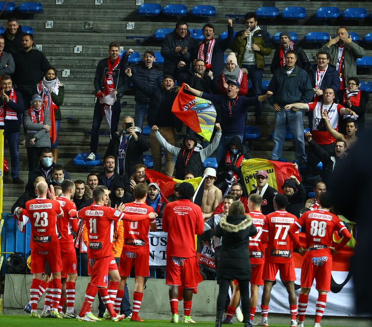 De spelers en supporters van Moeskroen vieren een overwinning tegen Waasland-Beveren in november 2021. De club verzekerde zich sportief van de redding in de 1B Pro League maar zakt nu uit de profreeksen. Beeld BELGA
