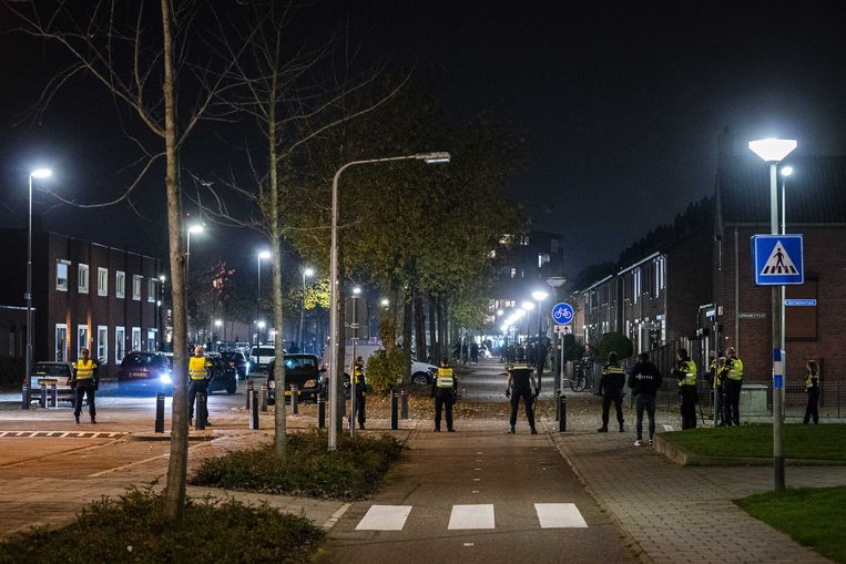 Politie op straat tijdens rellen in de wijk De Kemp in Roermond. Beeld ANP