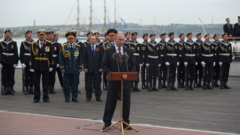 President Vladimir Poetin van Rusland houdt een toespraak tijdens de militaire parade in Sebastopol, op de Krim. Beeld epa