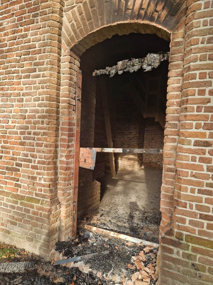 Herinneringsbankje en kerkdeur in as gelegd; vandalen houden flink huis