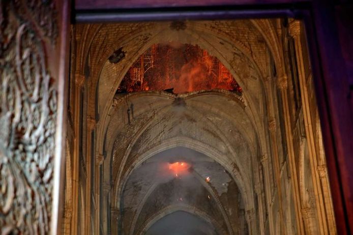 Het vuur heeft enkele van de eeuwenoude gewelven verwoest.