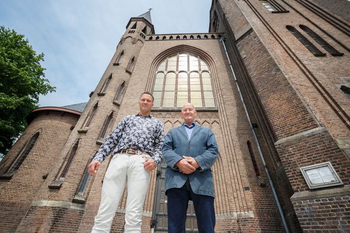 Adrie Kuijstermans (links) voor zijn kerk, samen met Coen Tolenaars, voorzitter van de werkgroep voor behoud van de kerk van Standdaarbuiten.