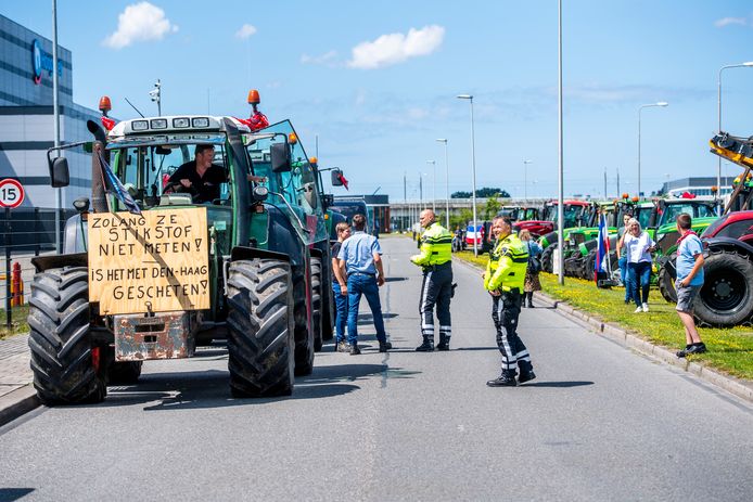 Boerenprotest bij het distributiecentrum van supermarkt Hoogvliet in Bleiswijk.