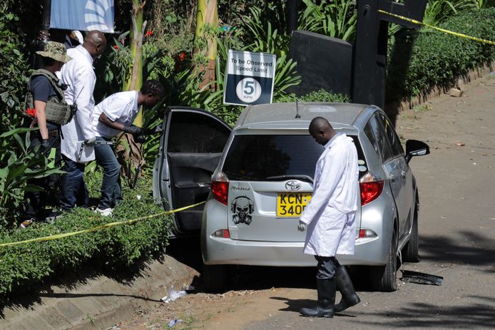 De Keniaanse politie doorzoekt een verdachte wagen.
