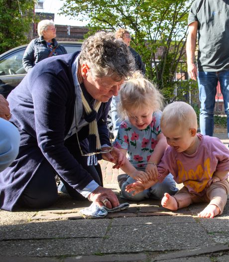 Drie jaar oud was Eva uit Hengelo, en nu poetsen kleine kinderen haar gedenksteen