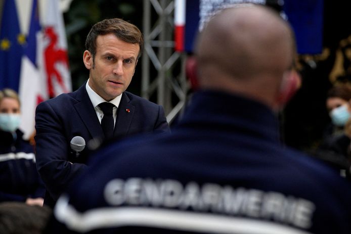 De Franse president Emmanuel Macron tijdens een bijeenkomst met agenten.