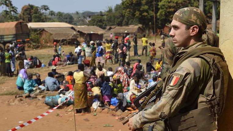 Franse soldaat surveilleert in de Centraal-Afrikaanse Republiek Beeld AFP