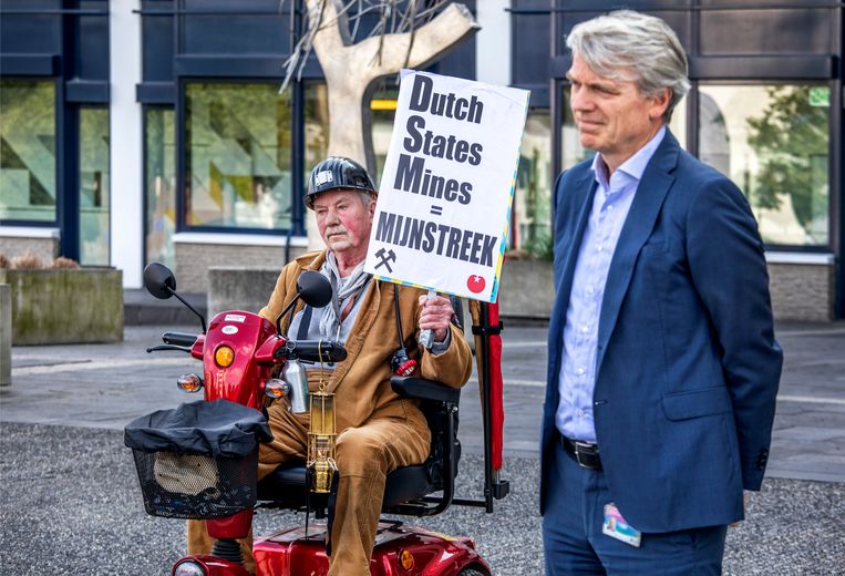 DSM-bestuurder Joris de Beer bij  het huidige hoofdkantoor in Heerlen. Naast hem een Heerlenaar die het niet eens is met het vertrek van DSM (erfgenaam van de Staatsmijnen) uit de voormalige mijnwerkersstad. Beeld Raymond Rutting/VK