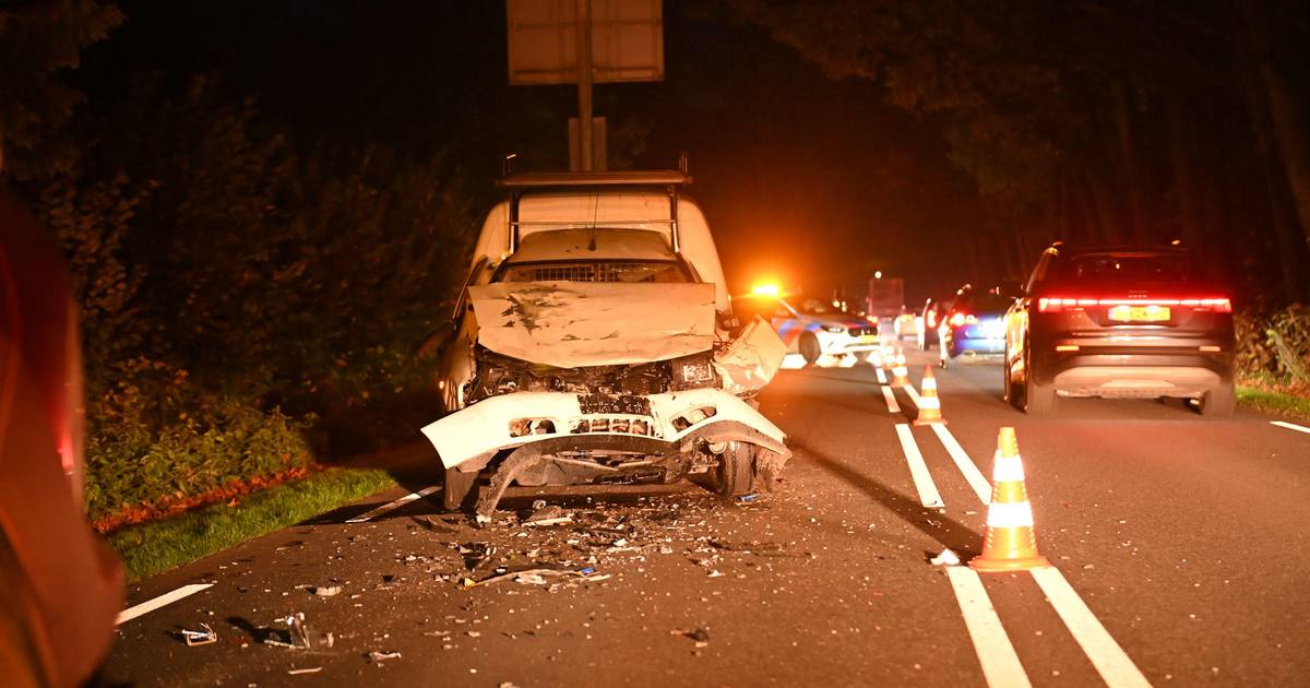 Auto botst op voorligger in De Rips: enorme schade, beide bestuurders naar ziekenhuis