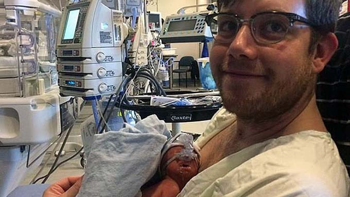 Dylan Benson pose avec Iver, son fils. Ce père-courage a annoncé la naissance de son fils et le décès de son épouse.