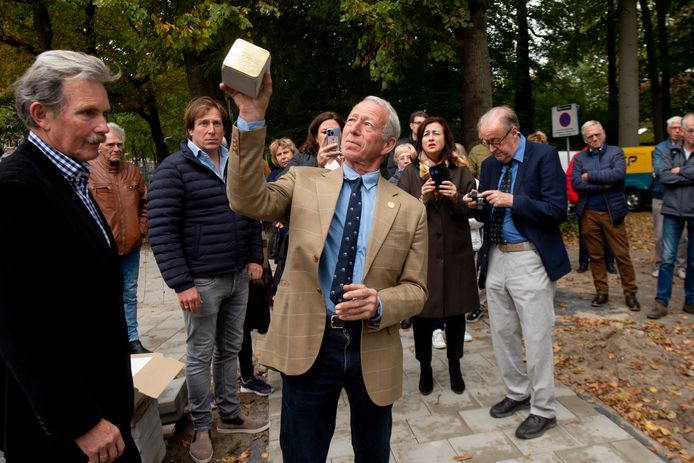 Maarten Pieterse toont een van de struikelstenen die voor zijn familie zijn gelegd aan de Havezatelaan in Deventer.