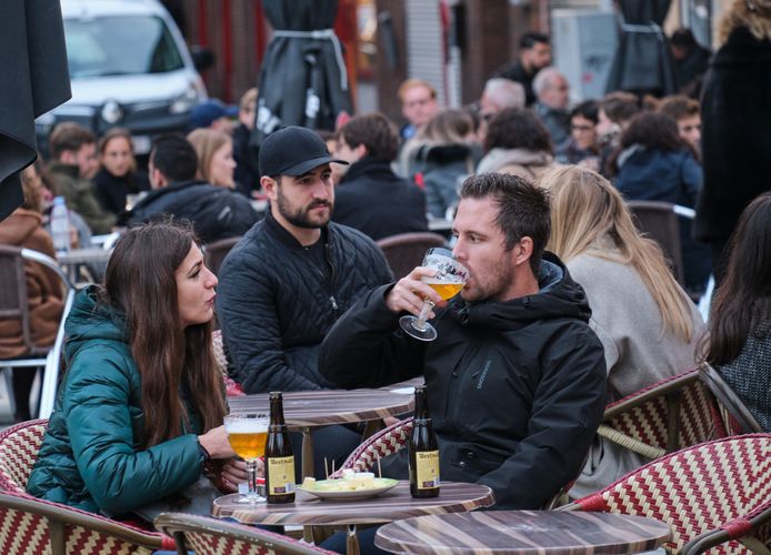 Des clients installés à la terrasse d'un café place Jourdan, à Etterbeek.