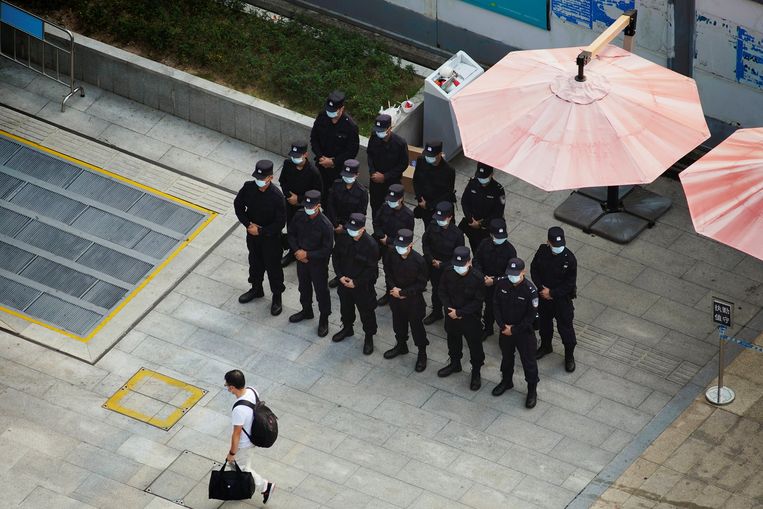 Veiligheidspersoneel staat buiten aan het hoofdkwartier van de Chinese Evergrande-groep in Shenzen, China.  Beeld REUTERS