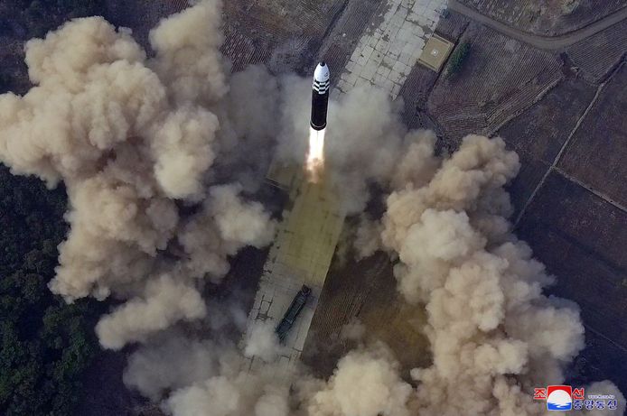 Een foto afkomstig van de Noord-Koreaanse staatsmedia die de lancering van een intercontinentale ballistische raket moet tonen.