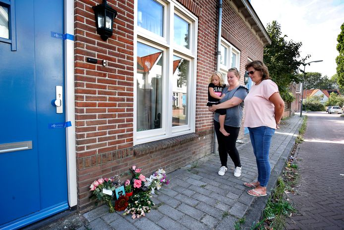 Buurtbewoners leggen bloemen bij de woning aan de Hendrik Verschuringstraat in Gorinchem, waarbinnen zondagavond een drama plaatsvond.