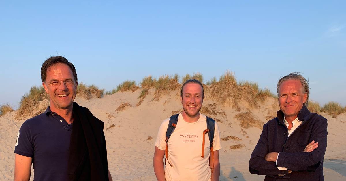 Rutte En Kelder Op Doodnormale Vakantiefoto Tweet Van Bert Jan Vanaf Terschelling Maakt Veel Los Binnenland Ad Nl